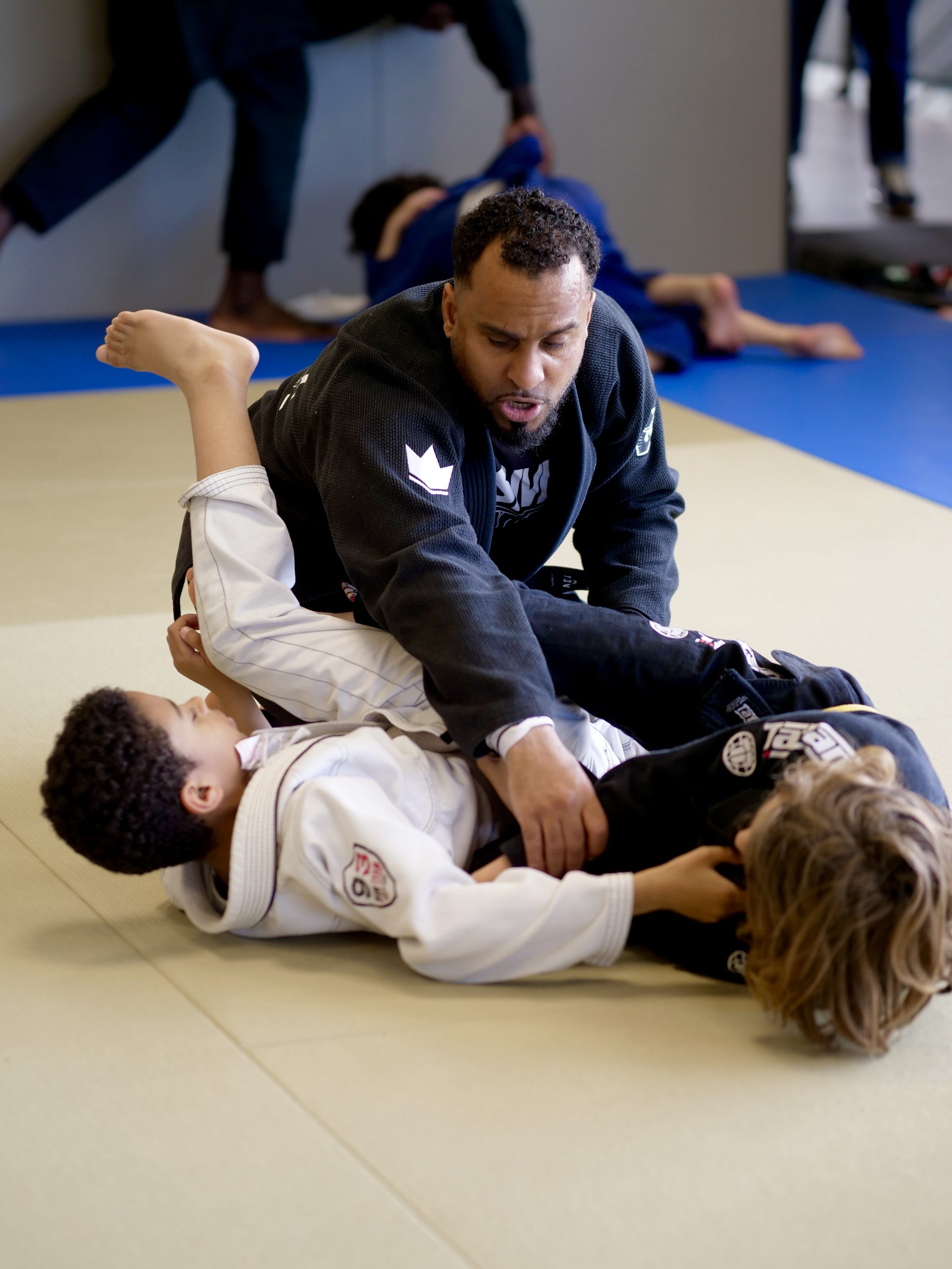 Coach NSM avec des enfants pendant un cours de jiu-jitsu